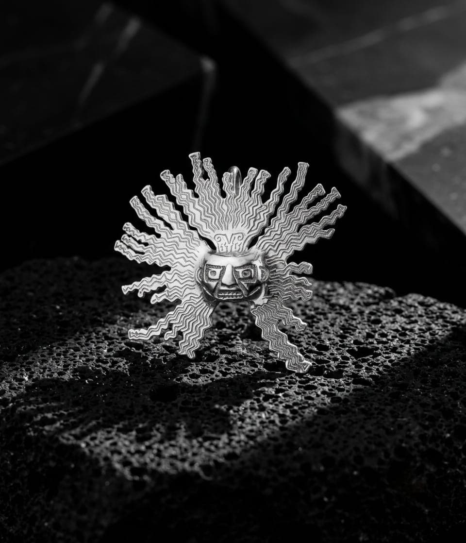 Prendedor de plata Cultura Tolita P joyería artesanal Yupana Sangolquí Ecuador