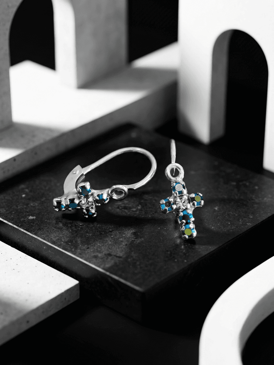 Aretes cruz micro circones de plata pequeños ASA joyería artesanal Yupana Sangolquí Ecuador