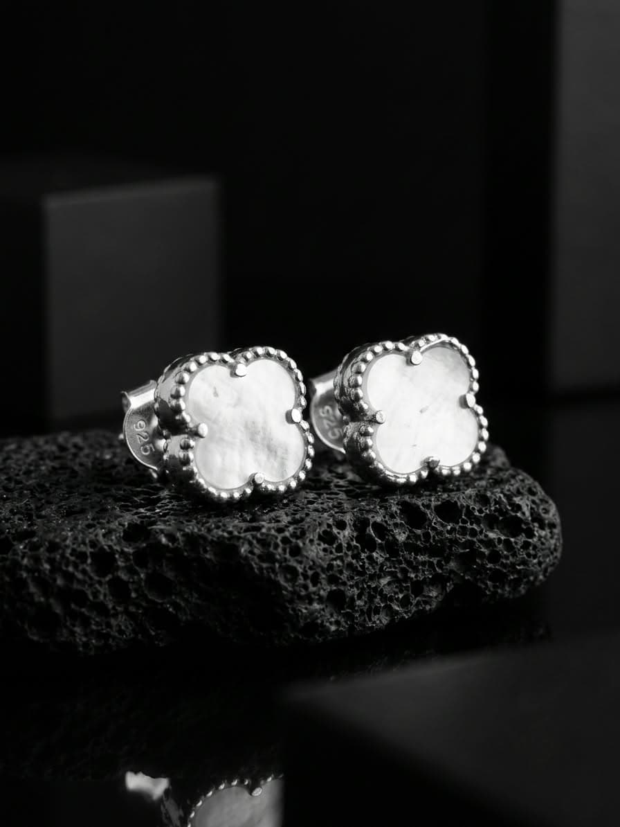 Aretes Van Cleef con Concha de Nacar joyería artesanal Yupana Sangolquí Ecuador