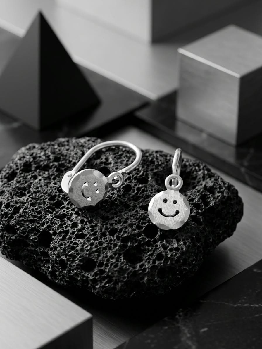 Aretes pequeños carita feliz joyería artesanal Yupana Sangolquí Ecuador