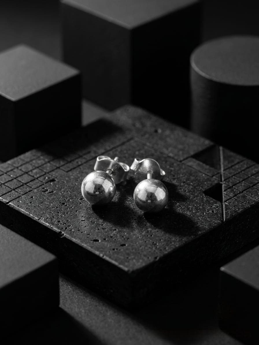 Aretes de plata bola lisa joyería artesanal Yupana Sangolquí Ecuador